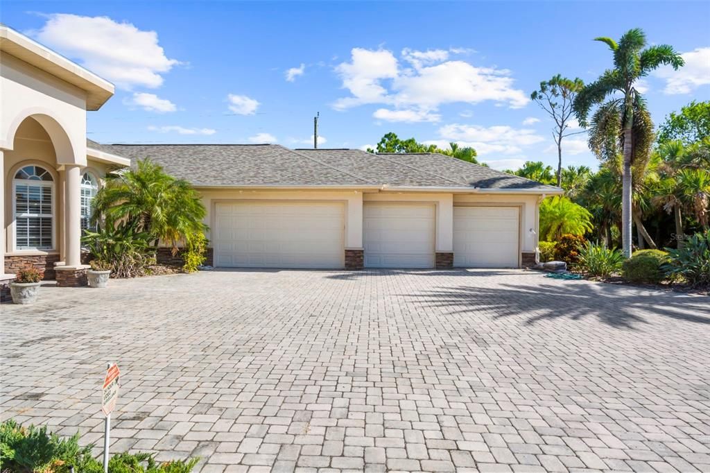 Large oversized garage space! Workshop space and A/C storage room in garage!