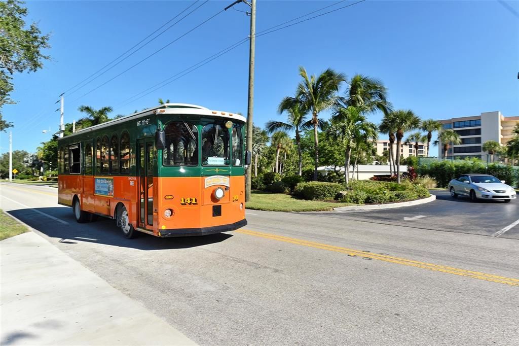 For Sale: $665,000 (2 beds, 2 baths, 1303 Square Feet)