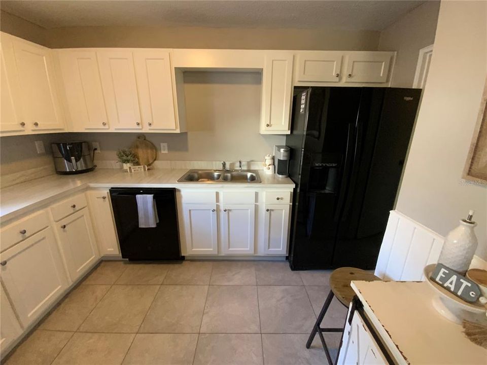 For Sale: $220,000 (2 beds, 1 baths, 912 Square Feet)