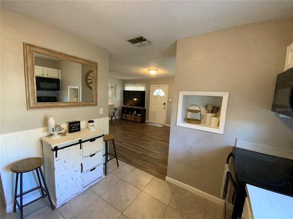 For Sale: $220,000 (2 beds, 1 baths, 912 Square Feet)