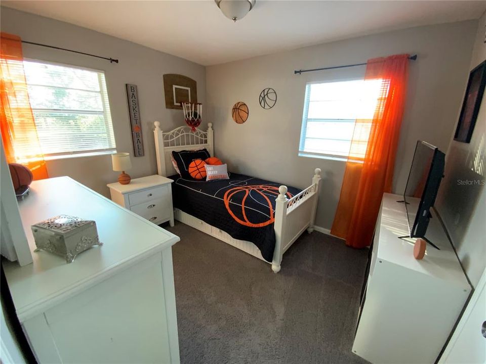 For Sale: $220,000 (2 beds, 1 baths, 912 Square Feet)