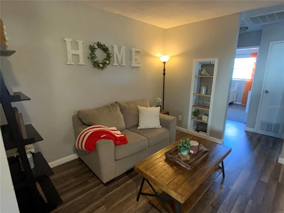 For Sale: $220,000 (2 beds, 1 baths, 912 Square Feet)