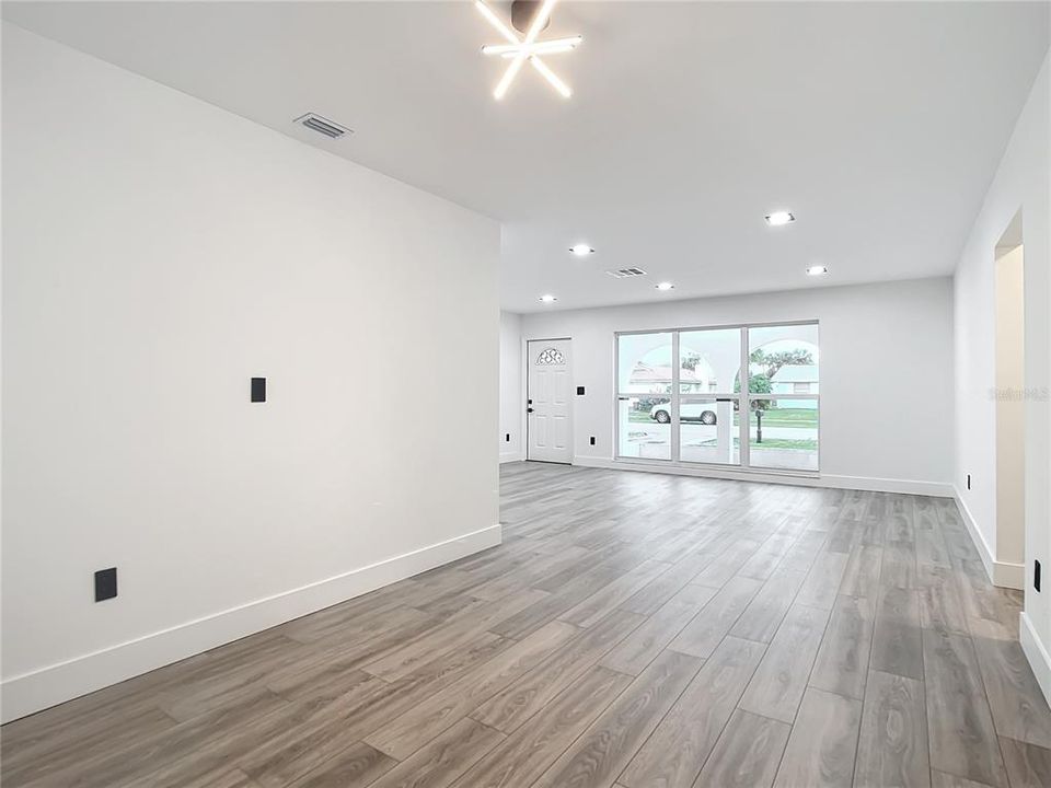 For Sale: $299,900 (2 beds, 2 baths, 1278 Square Feet)