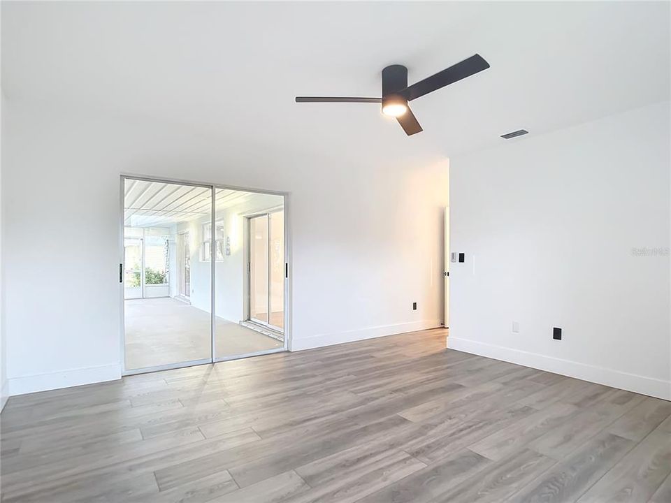 For Sale: $299,900 (2 beds, 2 baths, 1278 Square Feet)