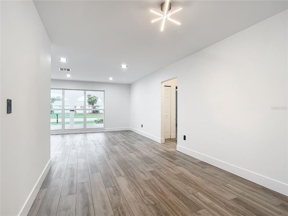 For Sale: $299,900 (2 beds, 2 baths, 1278 Square Feet)