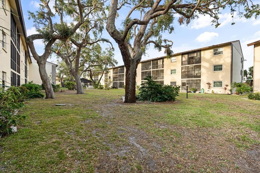 For Sale: $239,000 (2 beds, 2 baths, 951 Square Feet)