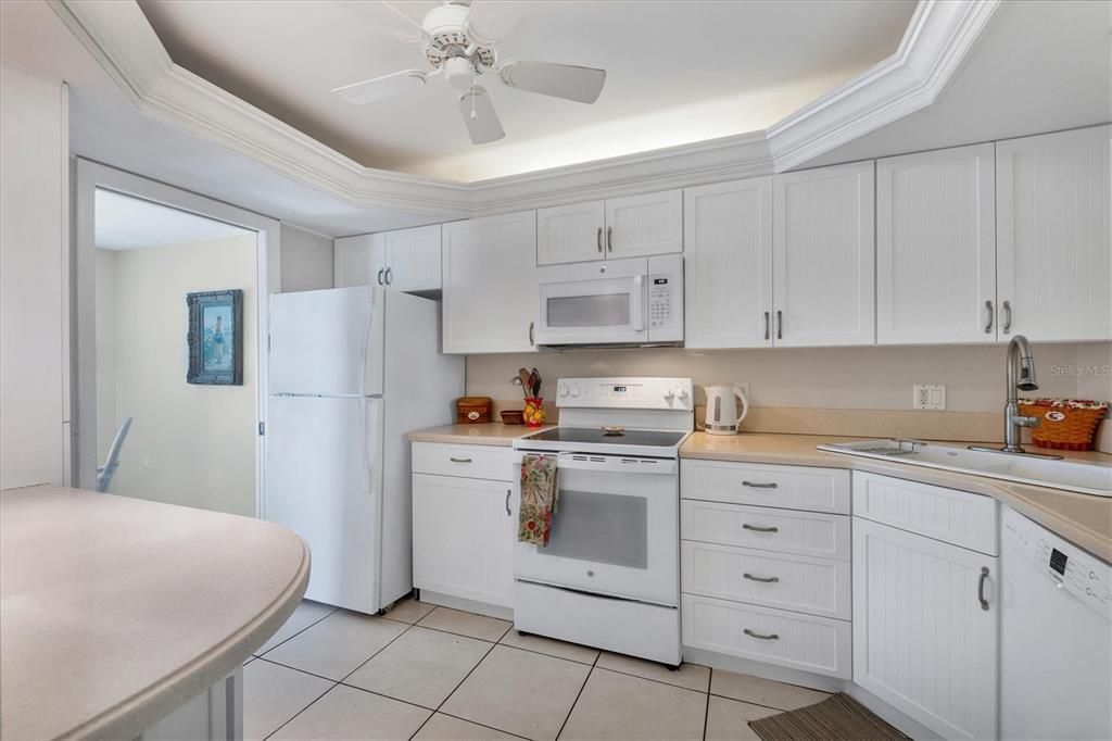 For Sale: $359,000 (2 beds, 2 baths, 1084 Square Feet)