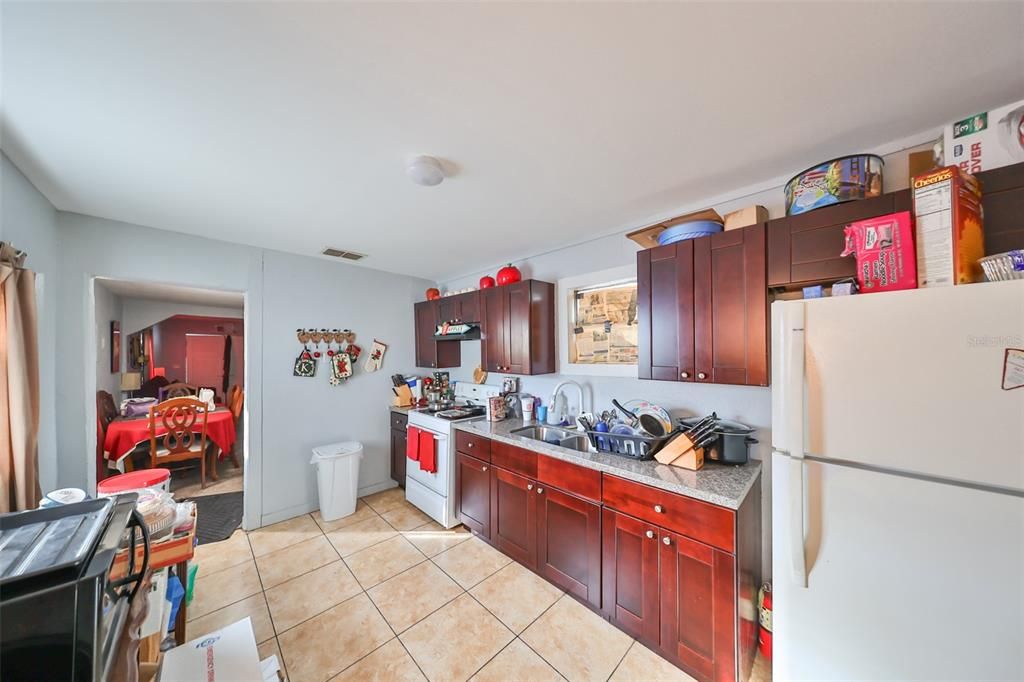 For Sale: $250,000 (2 beds, 1 baths, 754 Square Feet)