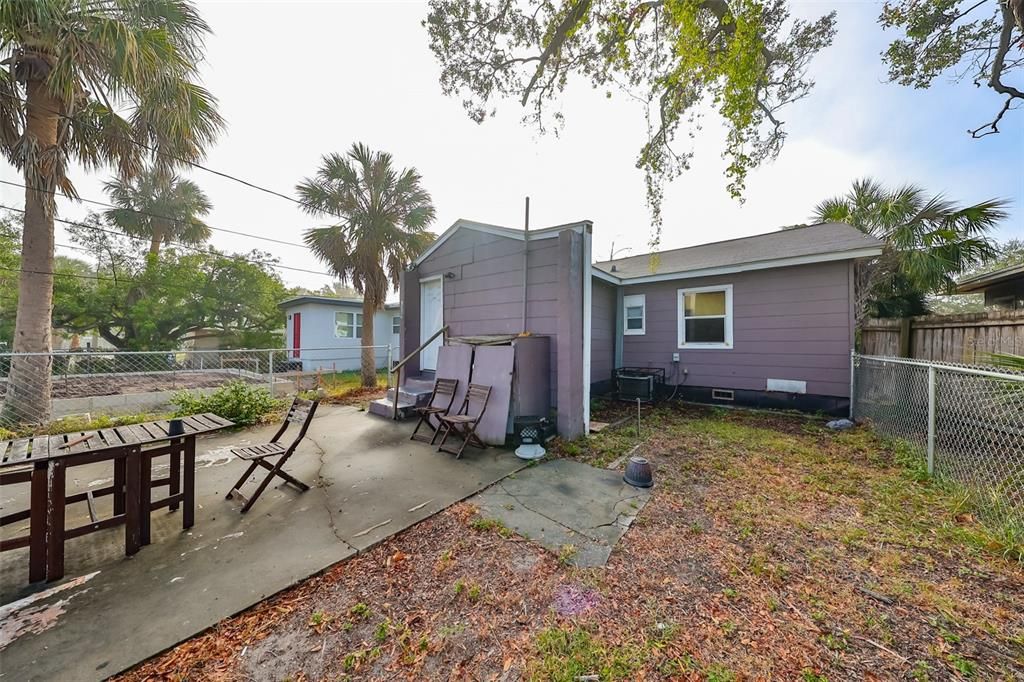 For Sale: $250,000 (2 beds, 1 baths, 754 Square Feet)