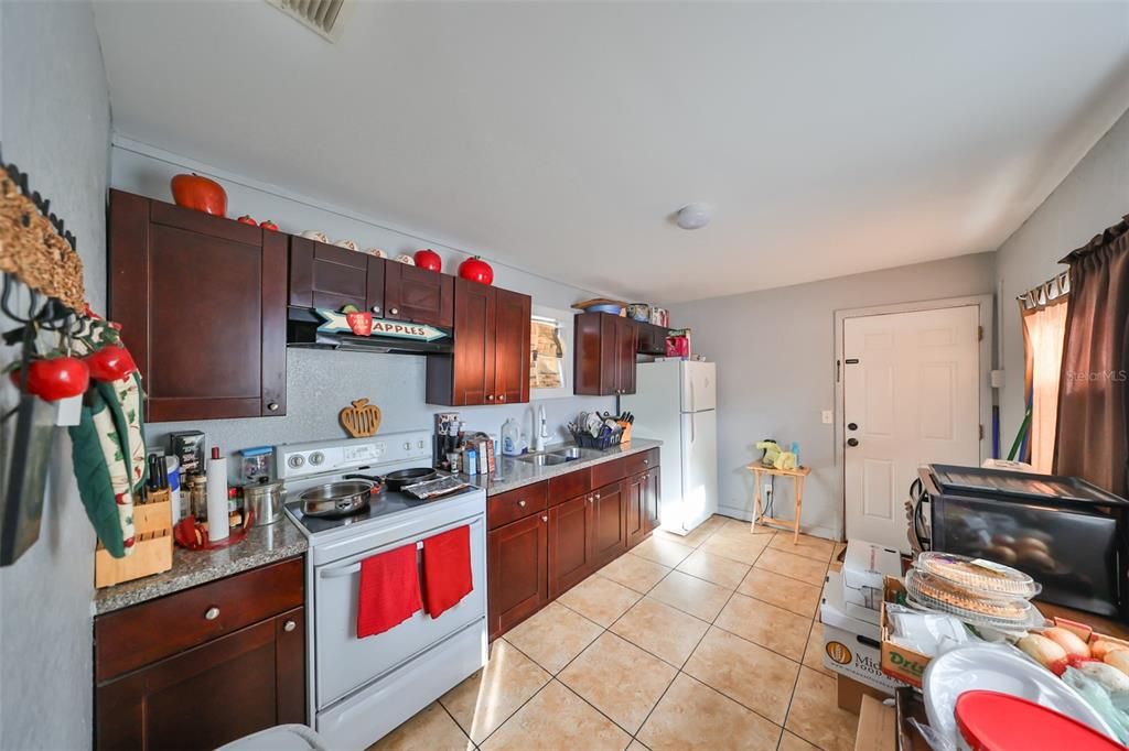 For Sale: $250,000 (2 beds, 1 baths, 754 Square Feet)