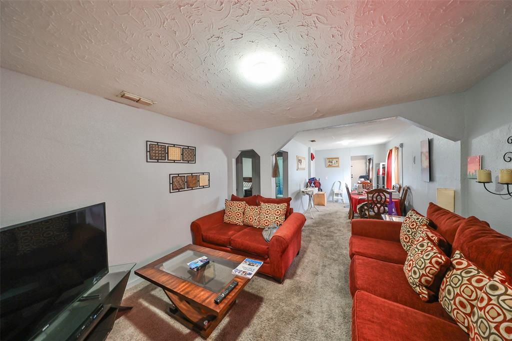 For Sale: $250,000 (2 beds, 1 baths, 754 Square Feet)