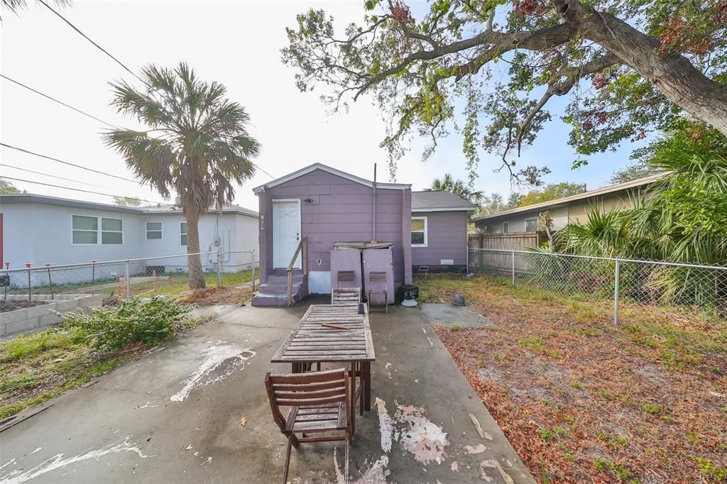 For Sale: $250,000 (2 beds, 1 baths, 754 Square Feet)