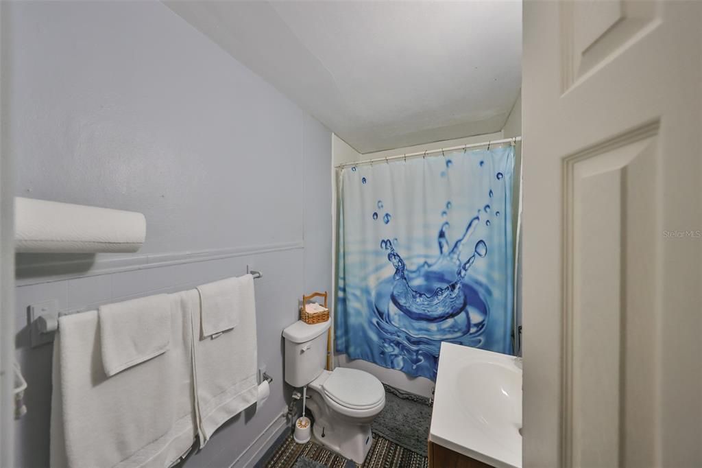 For Sale: $250,000 (2 beds, 1 baths, 754 Square Feet)