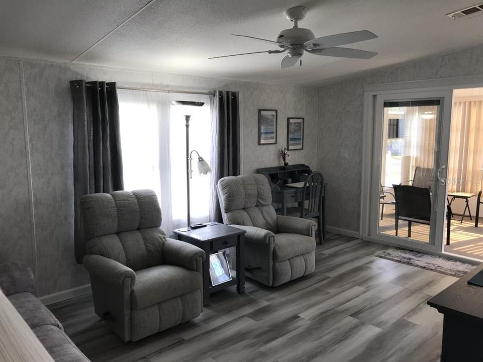 For Sale: $249,900 (2 beds, 2 baths, 960 Square Feet)