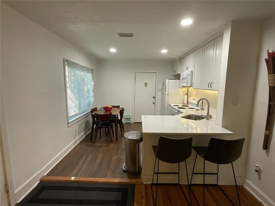 For Rent: $1,450 (2 beds, 1 baths, 944 Square Feet)