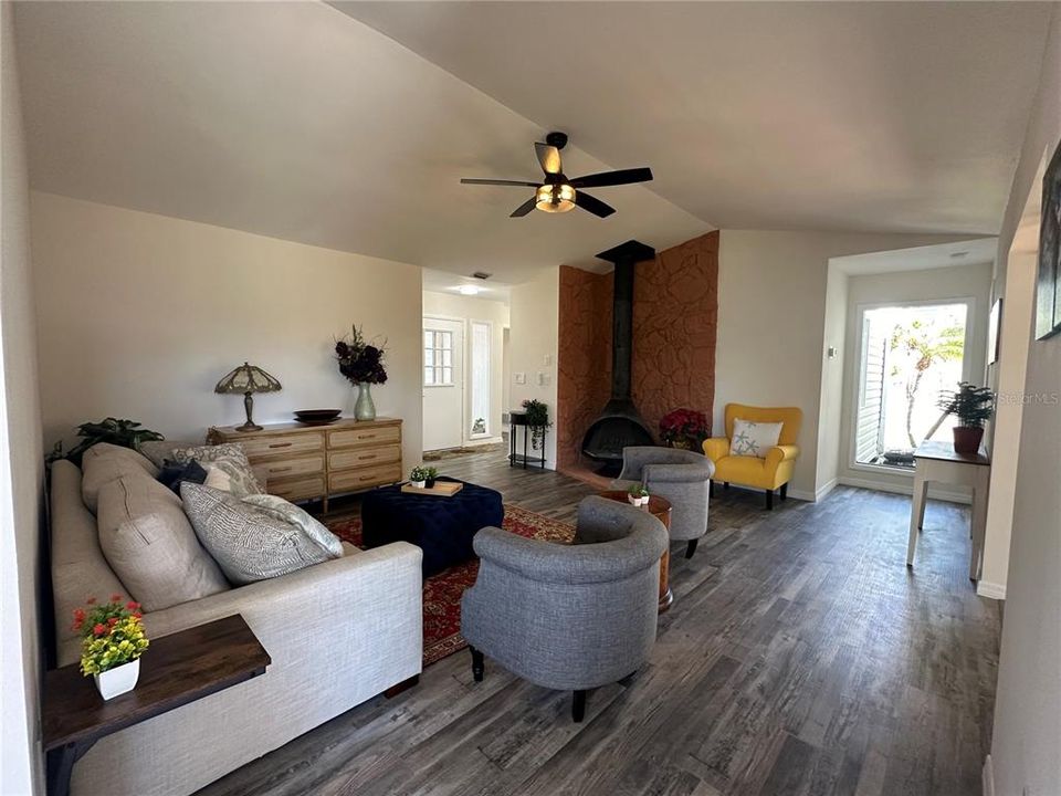 For Sale: $398,000 (3 beds, 2 baths, 1307 Square Feet)