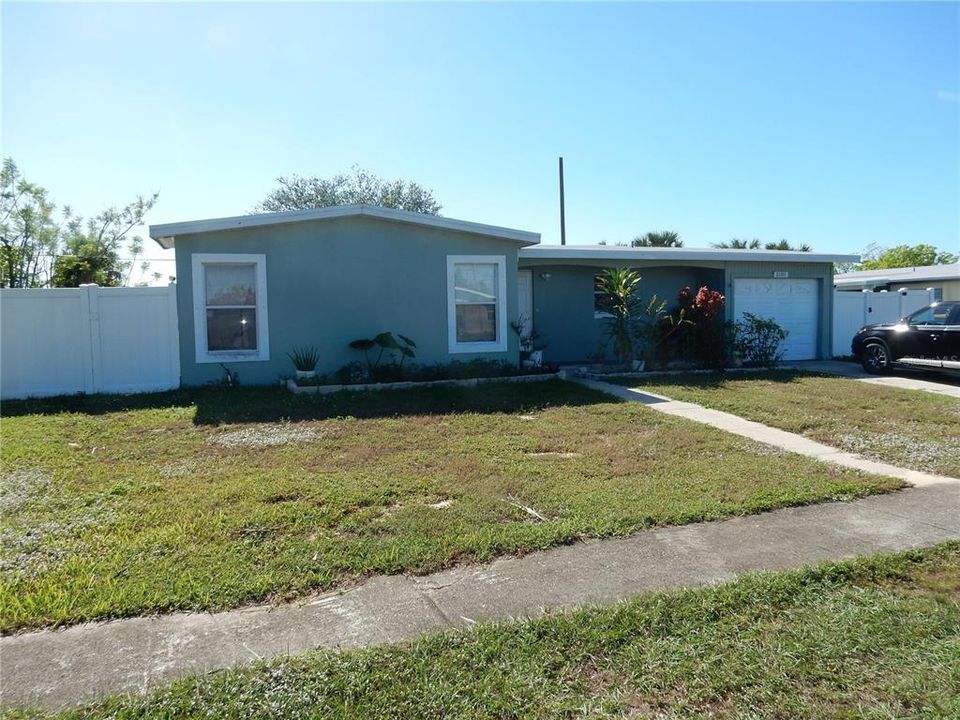 For Sale: $215,000 (3 beds, 1 baths, 989 Square Feet)