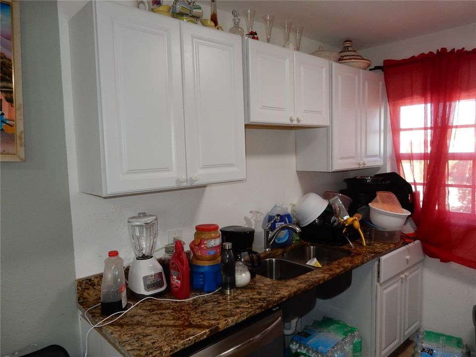 For Sale: $215,000 (3 beds, 1 baths, 989 Square Feet)