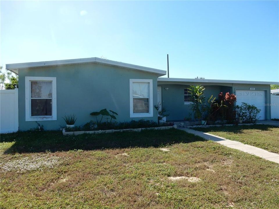 For Sale: $215,000 (3 beds, 1 baths, 989 Square Feet)