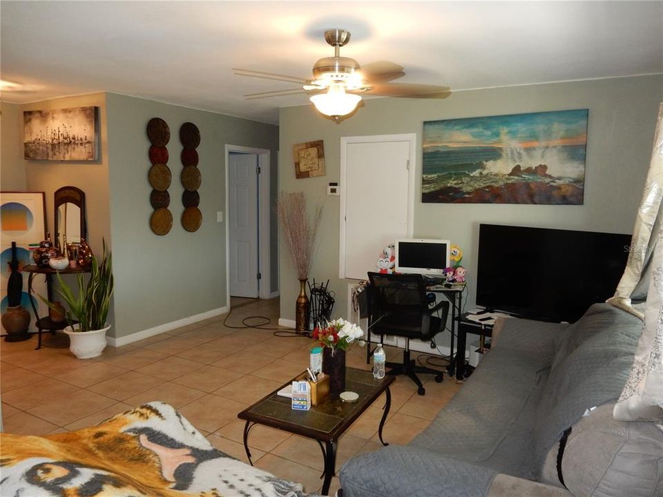 For Sale: $215,000 (3 beds, 1 baths, 989 Square Feet)