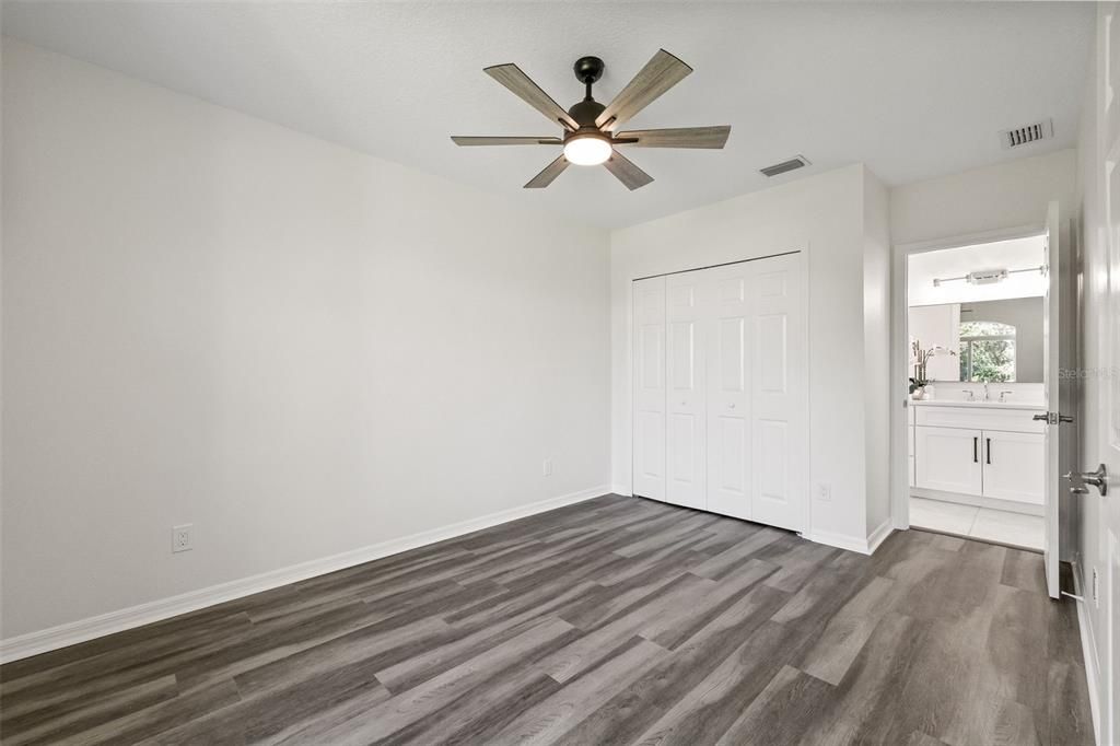 18307 White Fang Ct, Parrish FL 34219 FoxBrook Communities, MLS#A4630266Bedroom suite 3 with private bathroom