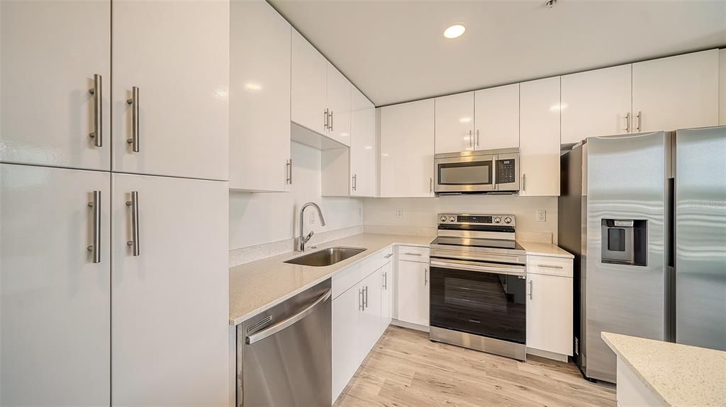 For Rent: $3,100 (1 beds, 1 baths, 896 Square Feet)