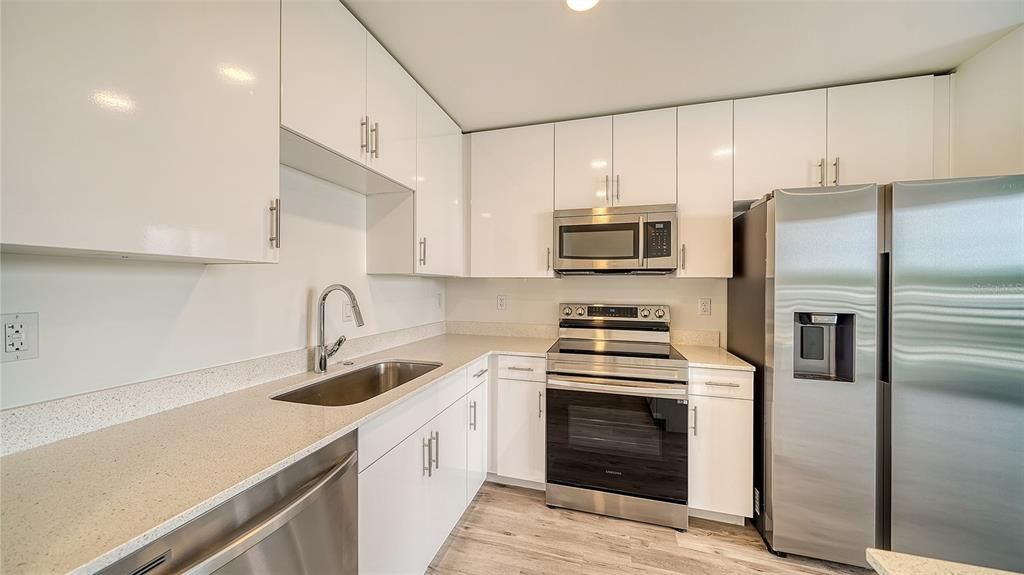 For Rent: $3,100 (1 beds, 1 baths, 896 Square Feet)