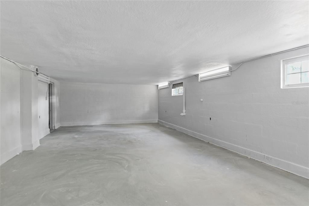 Large basement w/ endless possibilities