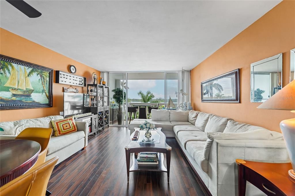 For Sale: $575,000 (1 beds, 1 baths, 788 Square Feet)