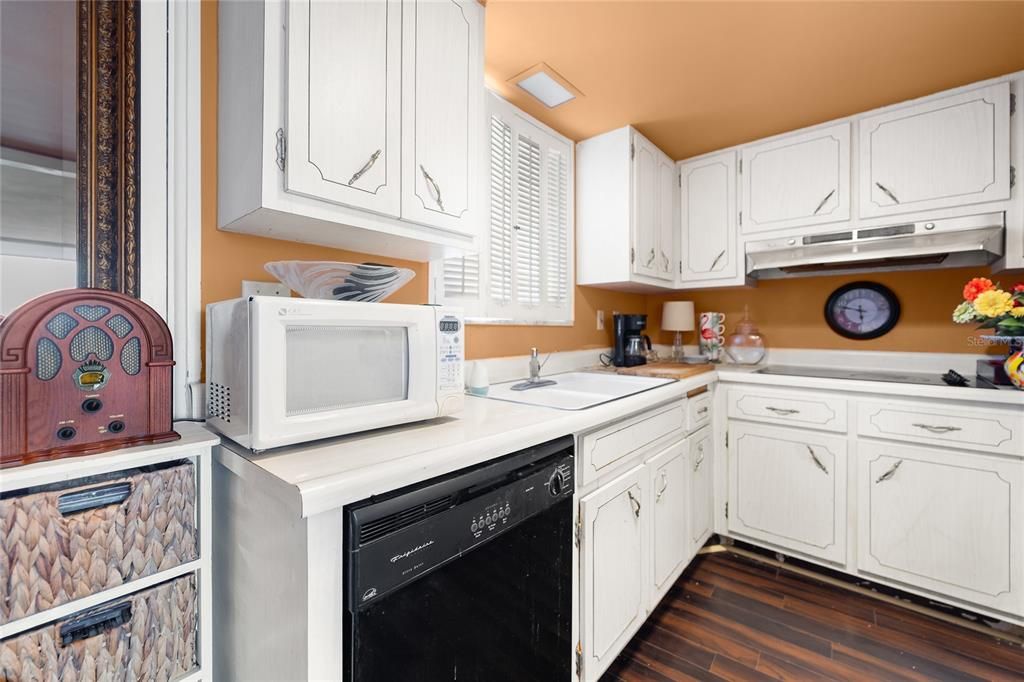 For Sale: $575,000 (1 beds, 1 baths, 788 Square Feet)