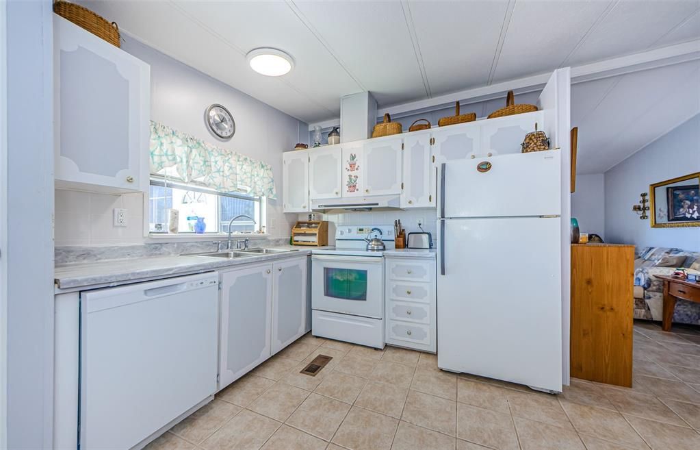 Active With Contract: $149,900 (2 beds, 1 baths, 908 Square Feet)