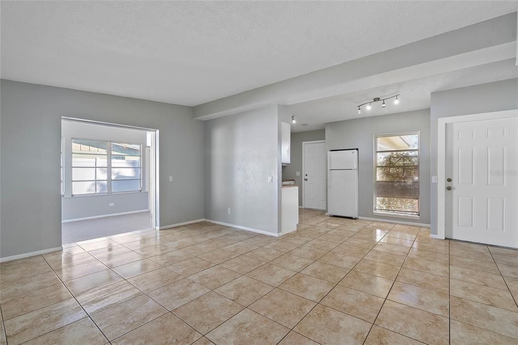 Active With Contract: $275,000 (2 beds, 1 baths, 1082 Square Feet)