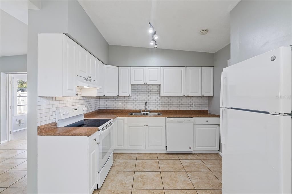 Active With Contract: $275,000 (2 beds, 1 baths, 1082 Square Feet)