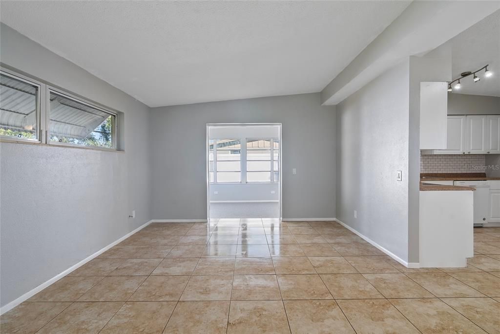 Active With Contract: $275,000 (2 beds, 1 baths, 1082 Square Feet)