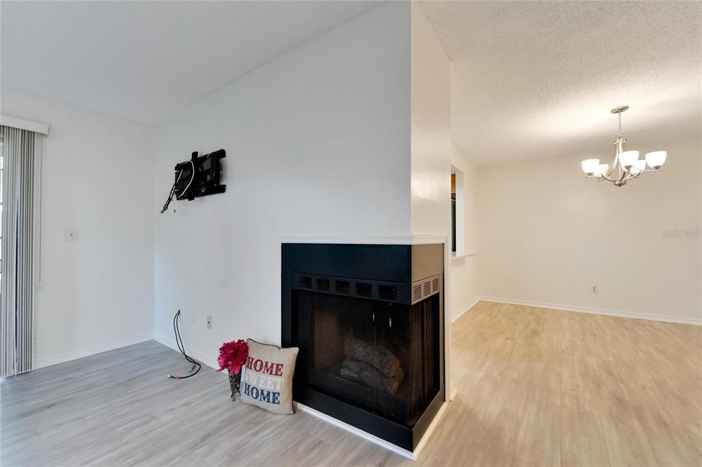 For Sale: $289,900 (2 beds, 2 baths, 1263 Square Feet)