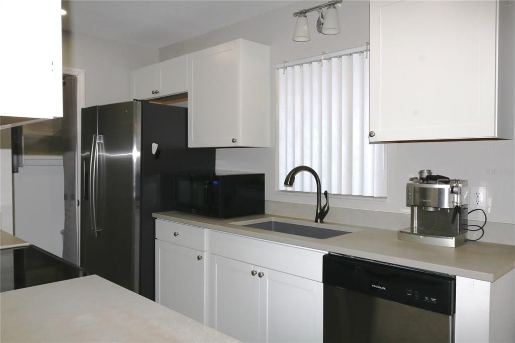 For Sale: $194,900 (2 beds, 2 baths, 836 Square Feet)