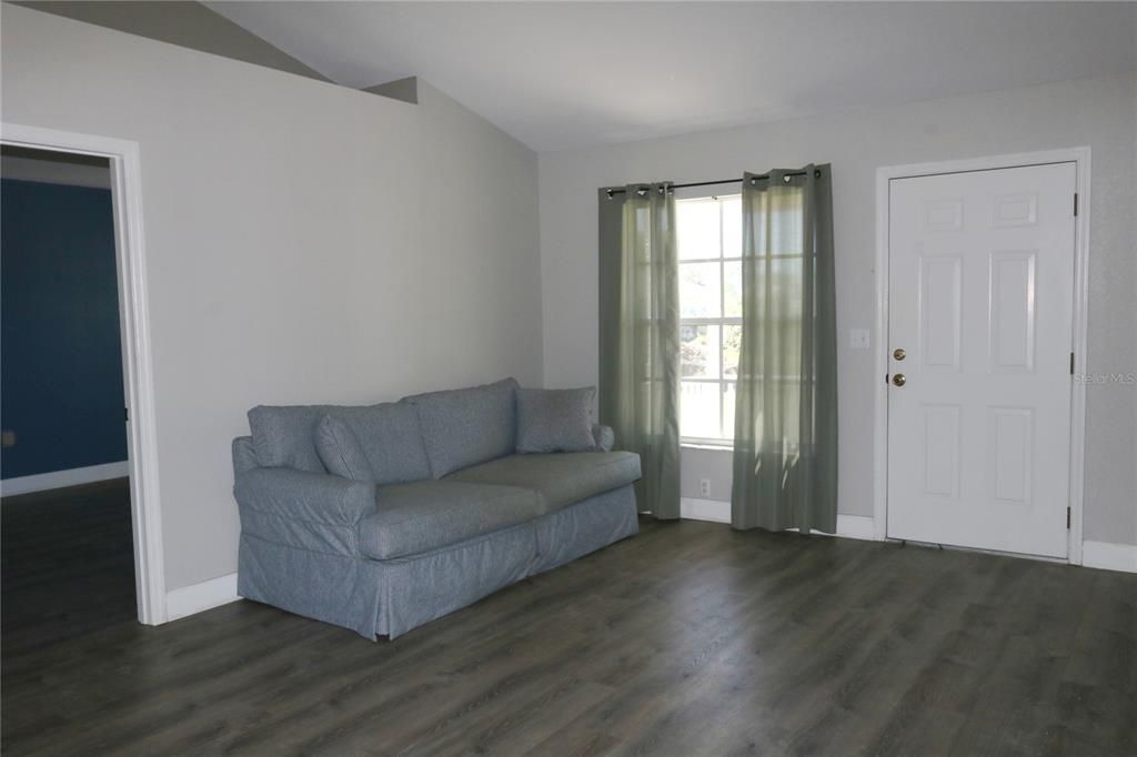 For Sale: $194,900 (2 beds, 2 baths, 836 Square Feet)