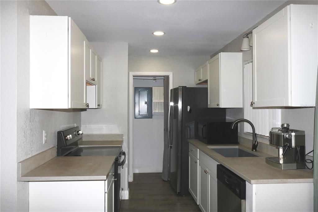 For Sale: $194,900 (2 beds, 2 baths, 836 Square Feet)