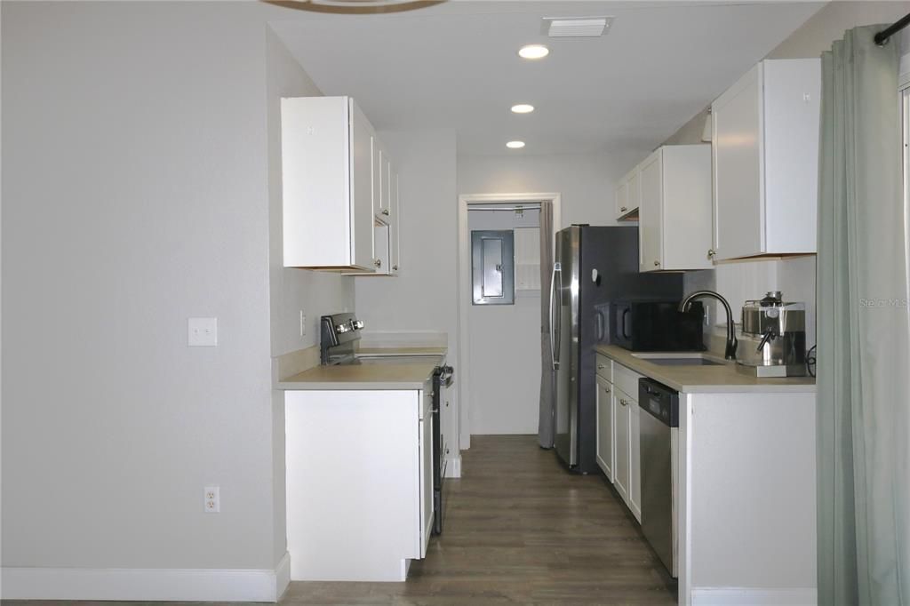 For Sale: $194,900 (2 beds, 2 baths, 836 Square Feet)