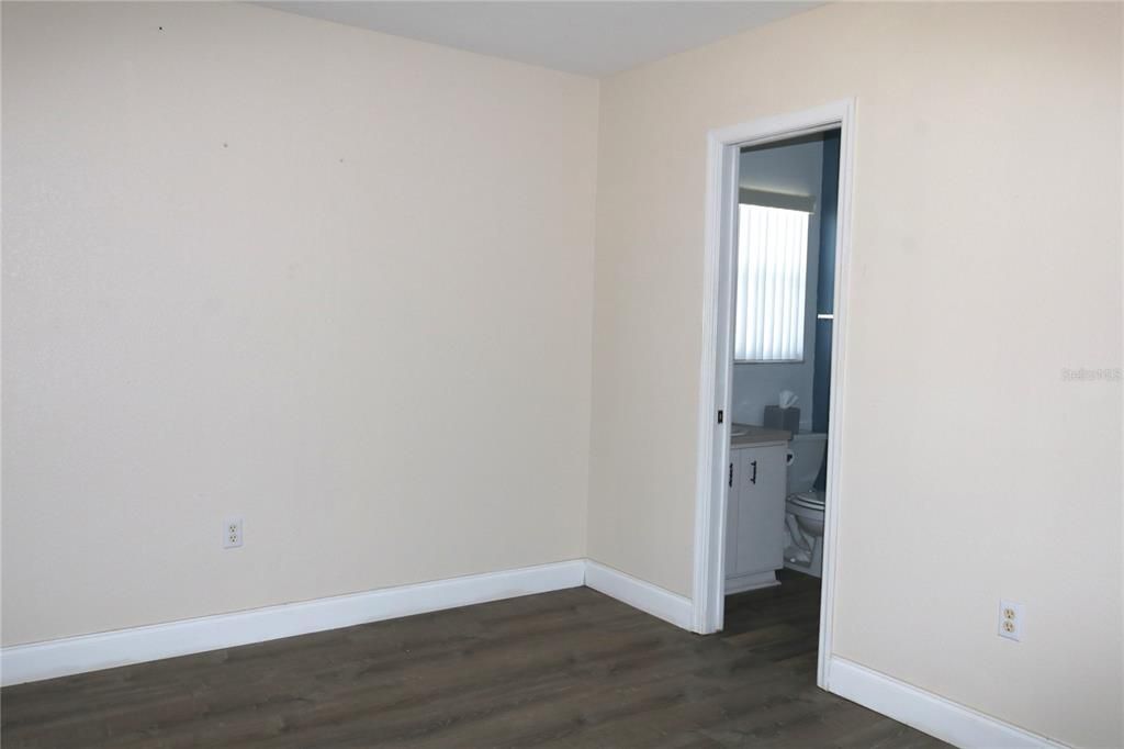 For Sale: $194,900 (2 beds, 2 baths, 836 Square Feet)