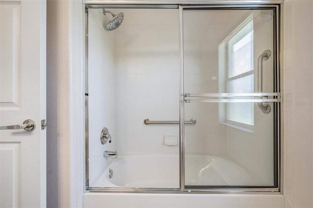 Enclosed tub/shower combo