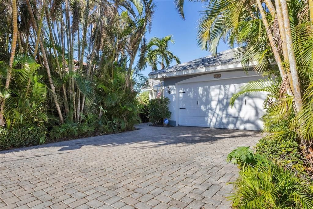 Palm lined paver driveway