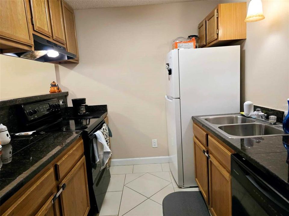 For Sale: $165,900 (2 beds, 1 baths, 920 Square Feet)