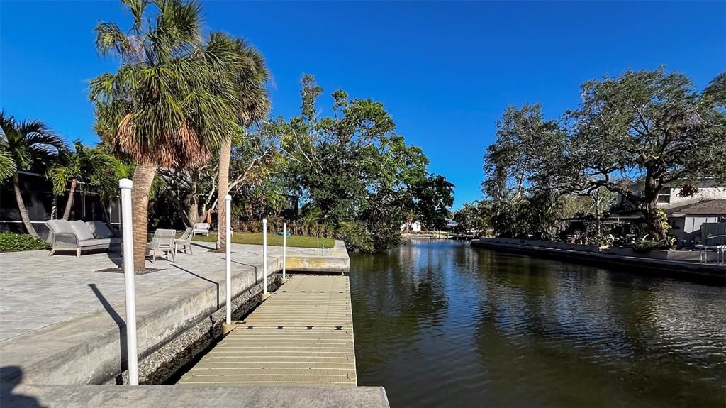 FLOATING DOCK