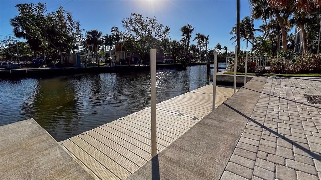 FLOATING DOCK