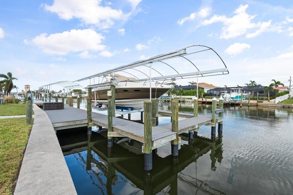 Boat lift w/Searay boat