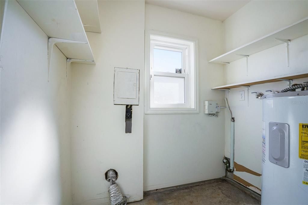 For Sale: $300,000 (3 beds, 2 baths, 1095 Square Feet)