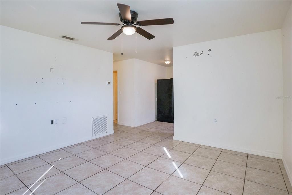 For Sale: $300,000 (3 beds, 2 baths, 1095 Square Feet)