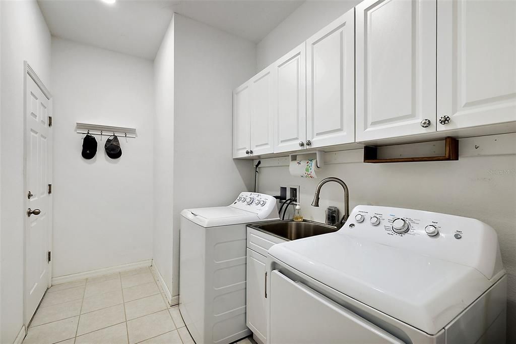 For Sale: $300,000 (3 beds, 2 baths, 1601 Square Feet)