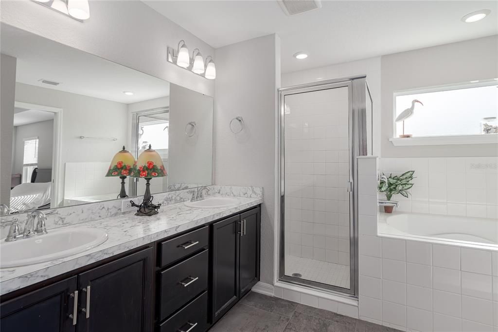 Master Bath w/ garden tub & shower